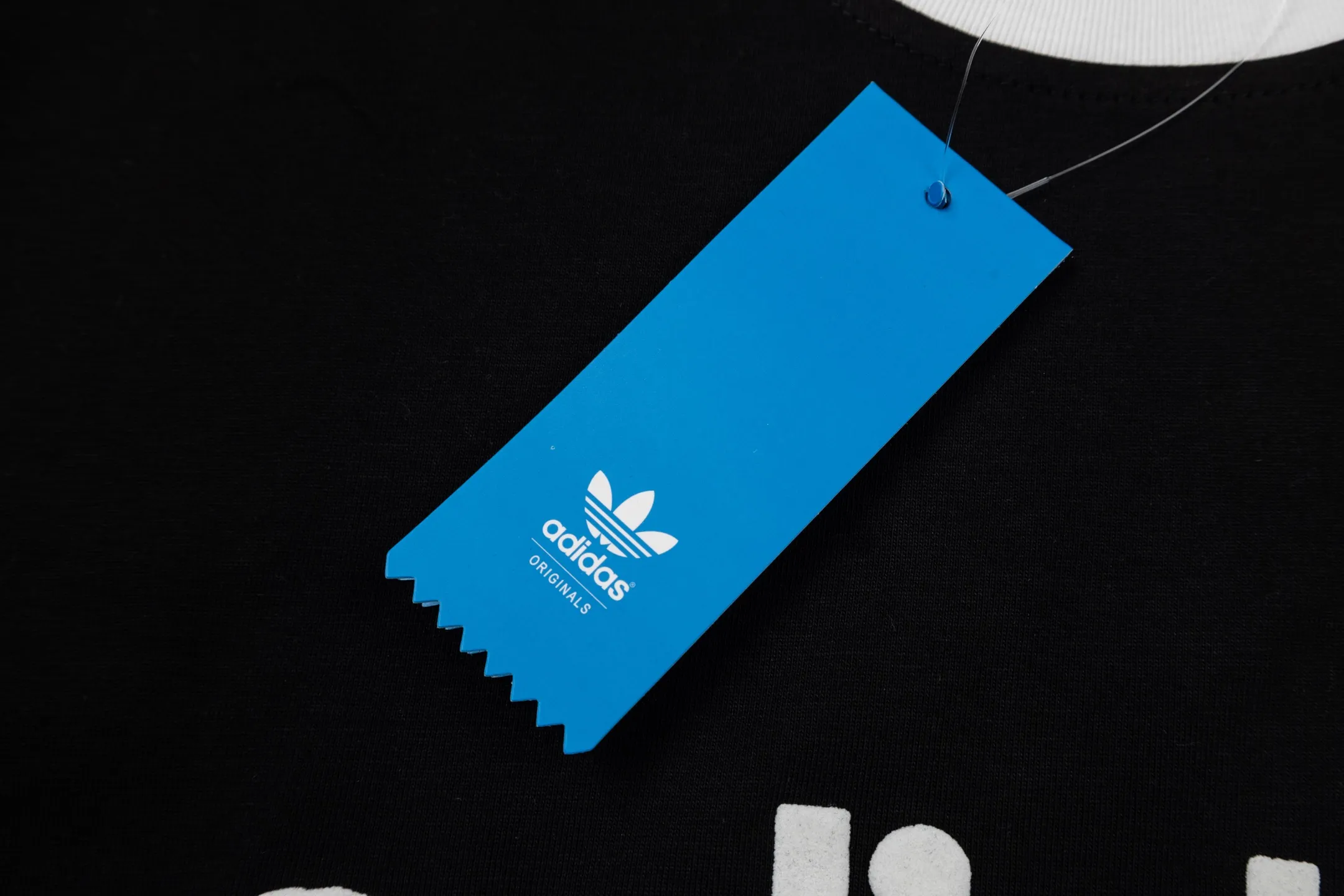 Adidas clover letter foam short-sleeved T-shirt Classic Black White color, pure cotton material is skin-friendly and breathable, super comfortable for daily wear! White round neck + cuffs with contrasting design, and the clover logo on the chest is very recognizable✨. The loose fit is suitable for a variety of body types. It can be worn casually with jeans or sweatpants, and you can easily get a casual and sporty style~ It can be easily used for daily travel, sports, and leisure! Style number: A 179# Color: Black White Size: S M L XL XXL